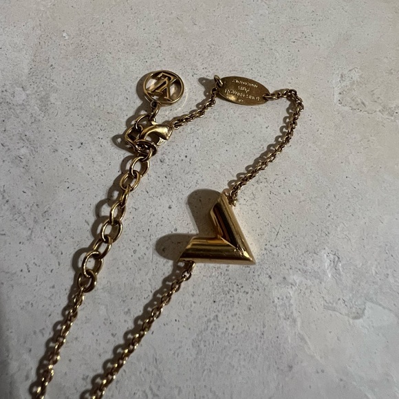 Louis Vuitton • Essential V Gold Bracelet - Picture 3 of 4